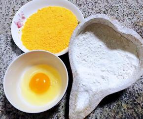 准备辅料鸡蛋、面包糠、面粉
