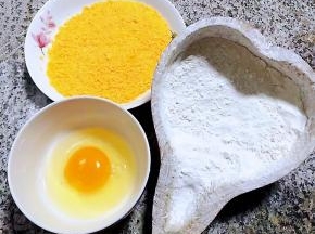 准备辅料鸡蛋、面包糠、面粉