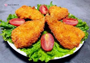 盘中摆上生菜再摆上蝴蝶黄花鱼最后用圣女果做装饰就大功告成了