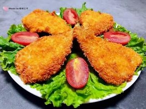 盘中摆上生菜再摆上蝴蝶黄花鱼最后用圣女果做装饰就大功告成了