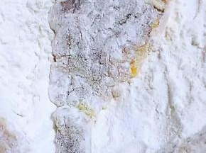 取出黄花鱼放入面粉中两面裹上薄薄一层面粉
