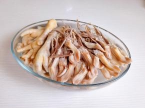 捞出温水冲洗干净，放入冷水中冰10分钟沥干水分。