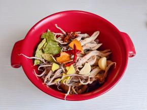鸡爪鸭舌放入锅中，加入香料。