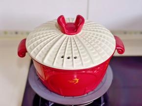 盖上盖子烧开转小火25分钟。（当中多次翻动，保证每个鸭舌都吸收到酱汁）