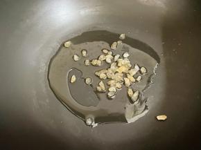 锅中倒入适量的食用油烧热，放入冰糖，小火炒至冰糖融化变成焦黄色