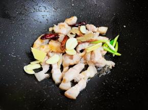 加入葱姜蒜、八角、桂皮、香叶、干红辣椒炒出香味