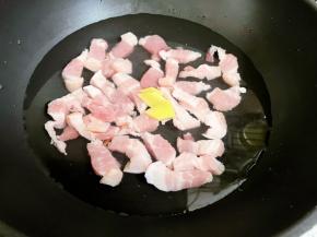 冷水下锅，放入五花肉和3片姜、1勺料酒，焯掉血水