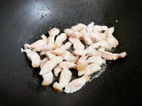 加入五花肉翻炒至上糖色