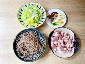 五花肉切小块，粉条剪成段，白菜切成小块，姜切片，蒜切片，葱切寸段