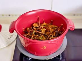 大火收汁撒葱花熟芝麻即可。