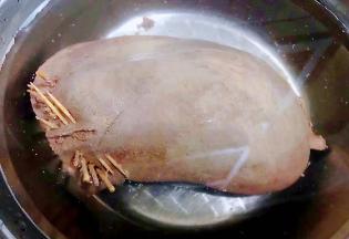 焯好水的猪肝立即放人冷水中过凉冲洗干净后沥干水份备用