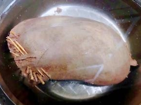 焯好水的猪肝立即放人冷水中过凉冲洗干净后沥干水份备用
