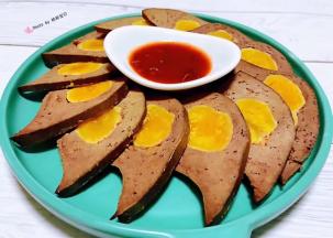 美味可口的凤眼猪肝装入盘中再搭配甜辣酱就大功告成了