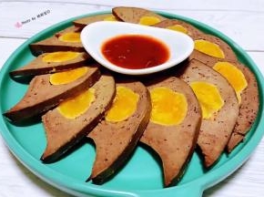 美味可口的凤眼猪肝装入盘中再搭配甜辣酱就大功告成了