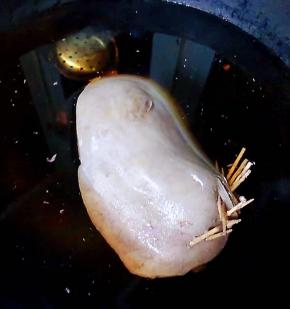 另起锅添加适量清水放入猪肝、调味料盒再放入调味料一品鲜酱油、蚝油、糖、味精、盐大火煮起来