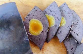 猪肝依次切成薄片看着就好有食欲