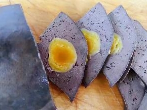 猪肝依次切成薄片看着就好有食欲
