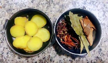 准备辅料姜片、桂皮、香叶、花椒、八角放入调味料盒中