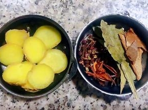 准备辅料姜片、桂皮、香叶、花椒、八角放入调味料盒中