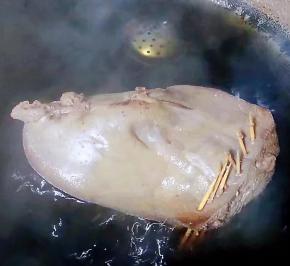 猪肝煮至七分熟时转中小火煮10分钟至猪肝完全熟透而不生硬即可出锅