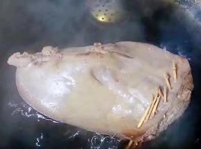 猪肝煮至七分熟时转中小火煮10分钟至猪肝完全熟透而不生硬即可出锅