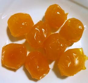 买到处理好的鸭蛋黄要想味道更佳可以在微波炉里加热3-4分钟更加香浓