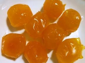 买到处理好的鸭蛋黄要想味道更佳可以在微波炉里加热3-4分钟更加香浓