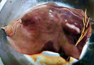 鸭蛋黄排序放入猪肝中再用牙签将猪肝两侧扎紧防止鸭蛋黄漏出