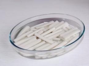 捞出过冷水，这样年糕的口感更Q弹。