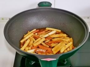 翻炒均匀后加一碗水，焖至入味。