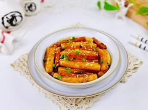 盛出装盘撒葱花熟芝麻。