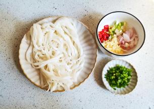准备好所有食材，葱蒜小米椒切末，洋葱切碎。葱白葱绿分开。