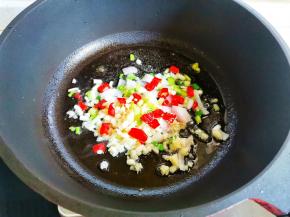 锅中热油，爆香葱蒜小米椒洋葱。