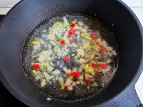 加入一大碗水煮开，