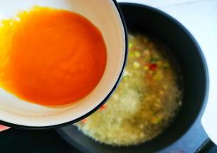 倒入酸汤酱再次煮开，