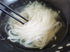 另起锅烧水，放入米粉煮熟迅速捞起，