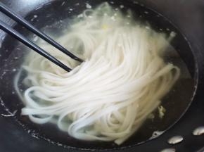 另起锅烧水，放入米粉煮熟迅速捞起，