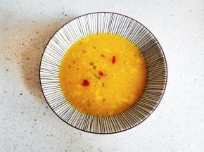 煮好的汤盛入碗中。