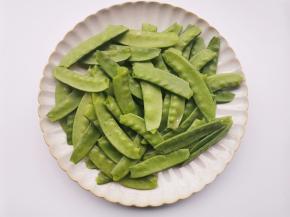 荷兰豆，摘掉头尾，扯掉两侧的老筋清洗干净。