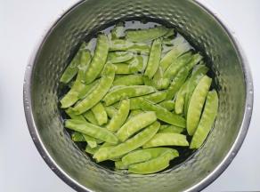 荷兰豆洗净。