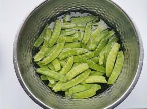 荷兰豆洗净。