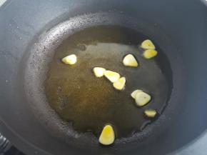 热锅热油，倒入蒜末爆香，