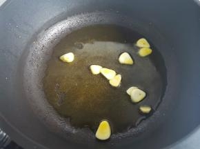 热锅热油，倒入蒜末爆香，