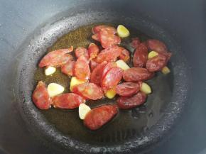 香加腊肠炒至变色，