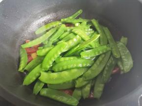 加入荷兰豆迅速翻炒，