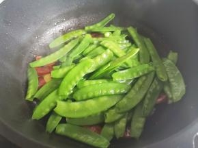 加入荷兰豆迅速翻炒，