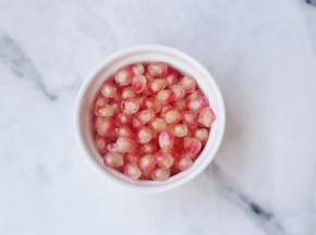 石榴全部剥籽。