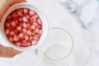 剩下的石榴籽倒入杯中。