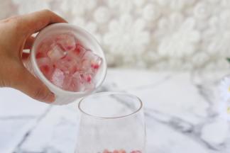 放入冻好的石榴冰块，