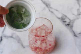 再加入薄荷冰块，